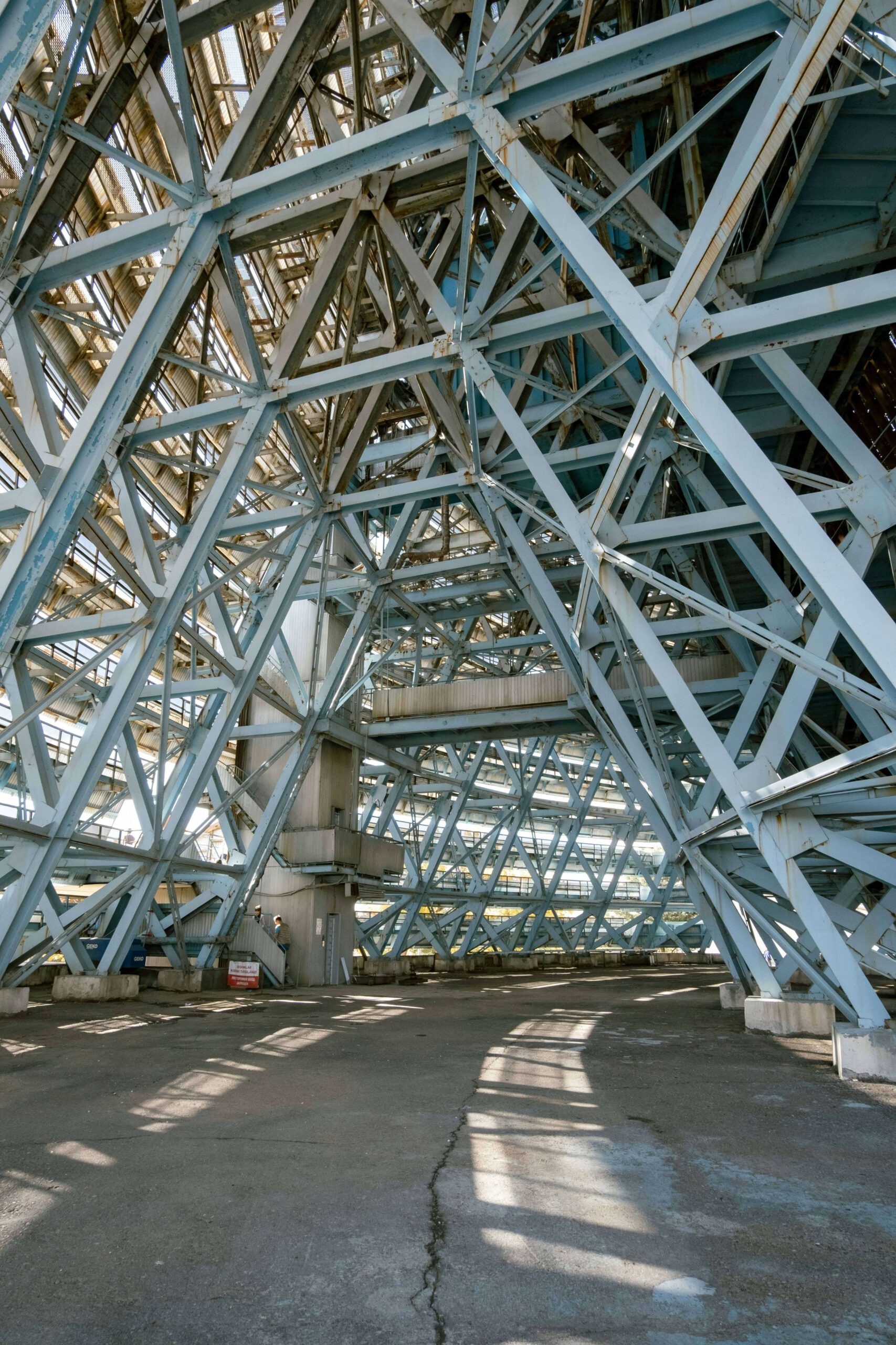 Stahltragwerk einer Halle mit Fachwerkbindern und Stützen