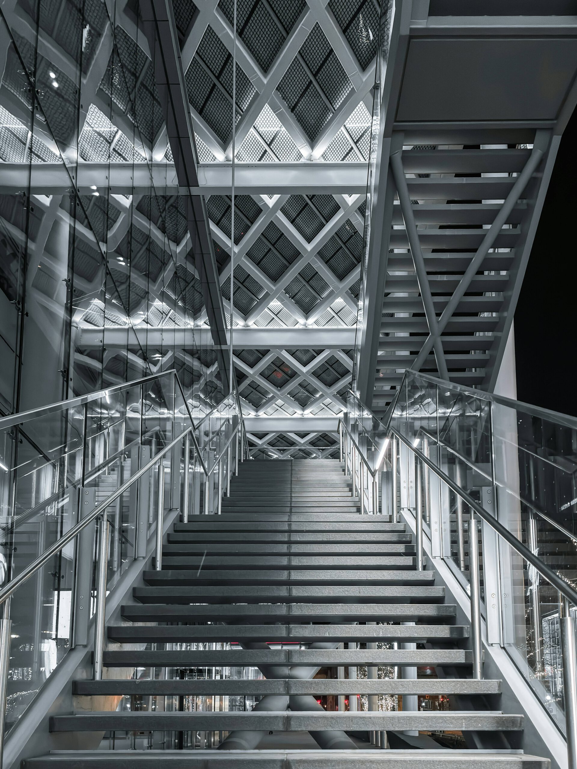 Metalltreppe mit Geländer während der Begutachtung