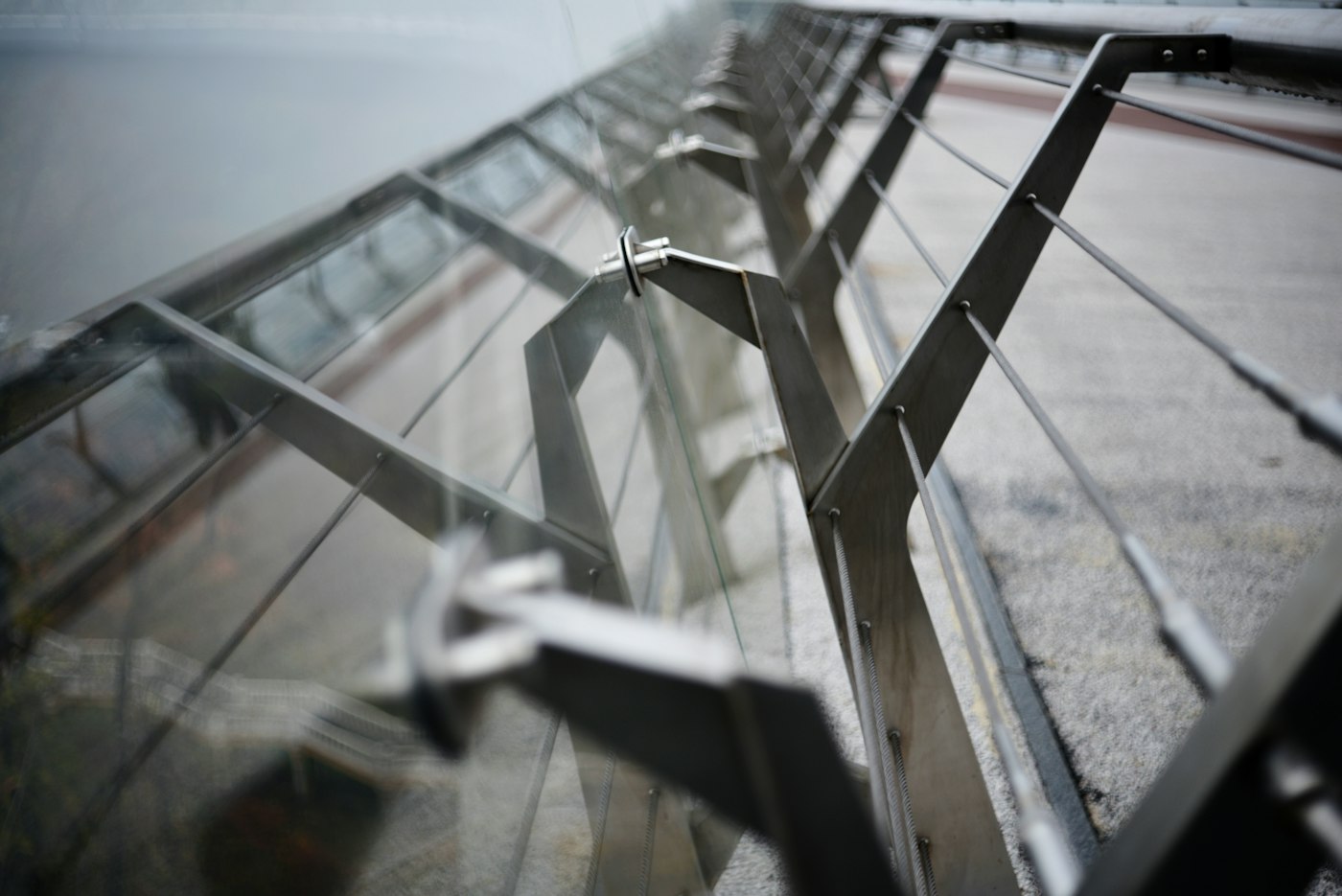 Glas-Metall-Überdachung von unten mit Punkthaltern und Stahlbefestigung