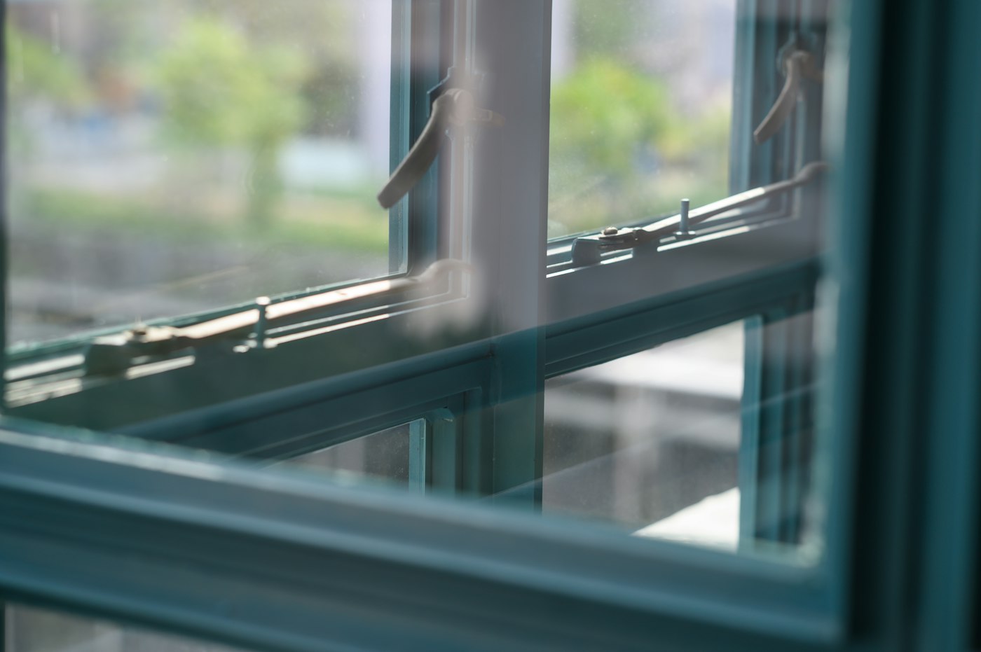 Geöffnetes Fenster mit Metallrahmen, Flügelkonstruktion und Verglasung